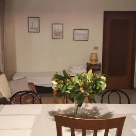 בית אירוח E *