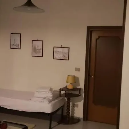 Δωμάτια σε οικογενειακή κατοικία E Λόκρι