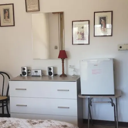 E Δωμάτια σε οικογενειακή κατοικία Λόκρι